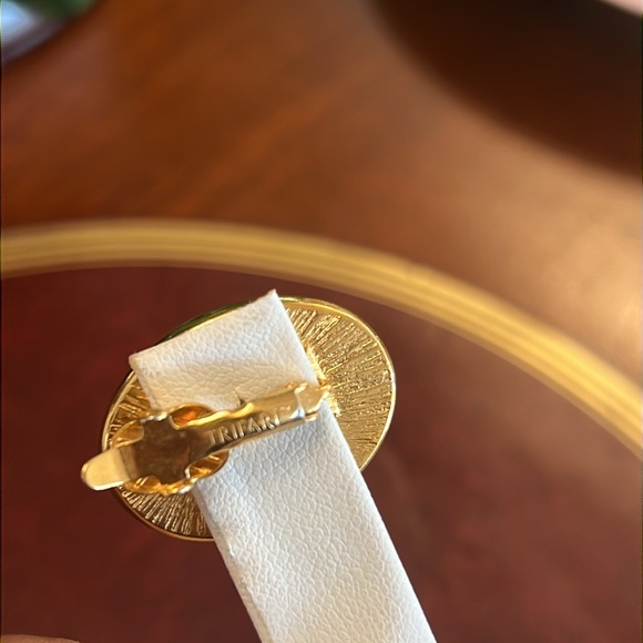 Vintage Trifari Blue Lucite Clip Earrings - Picture 3 of 3